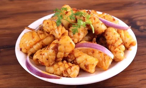 Món ngon cuối tuần: Cách làm mực xào sa tế cay thơm, đậm vị