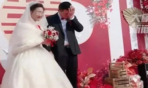 Chú rể bật khóc nức nở hơn 30 phút, cô dâu chỉ biết 'cười trừ'