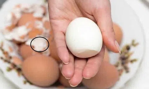 Khi luộc trứng nhớ cho 2 thứ này, vừa ngon lại róc vỏ nhanh không ngờ