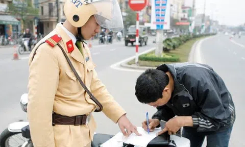 Bị xử phạt vi phạm giao thông, nhờ người khác nộp phạt và lấy hộ xe được không?