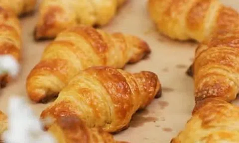 Cuối tuần trổ tài làm bánh croissant thơm ngon tại nhà