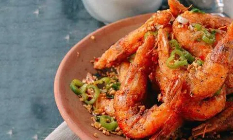 Tiết kiệm thời gian nấu nướng với món tôm rang muối ngon giòn đậm đà, ăn là mê