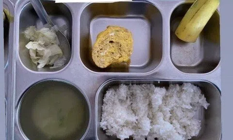 Xôn xao suất ăn của học sinh tiểu học như cho “người ăn giảm cân"