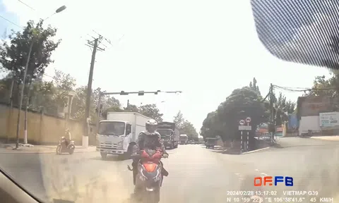 Clip: Sang đường thiếu quan sát, xe máy bị ô tô con "hạ gục"