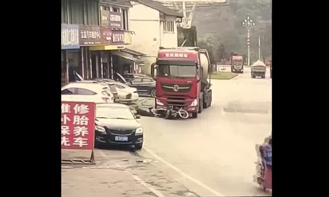 Clip: Khoảnh khắc người đàn ông thoát chết thần kỳ sau khi lọt gầm xe tải