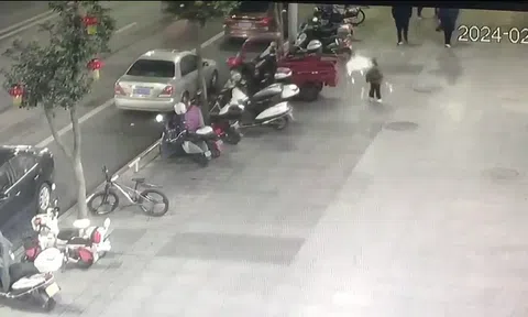 Clip: Hú hồn cậu bé suýt bị thổi bay sau vụ nổ từ nắp cống