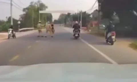 Clip: Nam thanh niên liều lĩnh "thông chốt", đâm bị thương chiến sĩ CSGT