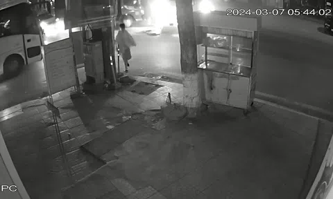 Clip: Hành khách văng xuống đường sau va chạm giữa xe tải và xe khách