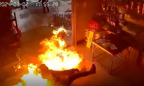 Clip: Người phụ nữ suýt hoá "ngọn đuốc sống" vì cố dập đám cháy trong bếp