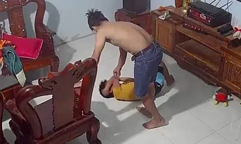 Clip: Ám ảnh cảnh cha dượng bạo hành con riêng của vợ ở Bình Phước