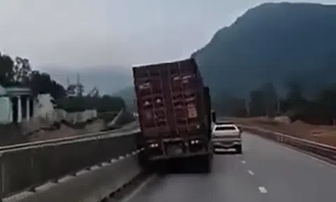 Clip: Tài xế container lạng lách, tông vào xe CSGT trên cao tốc