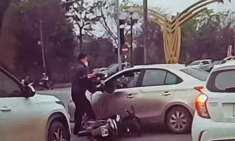 Clip: Sau va chạm giao thông, người đàn ông tức tối đập nát cửa kính ô tô