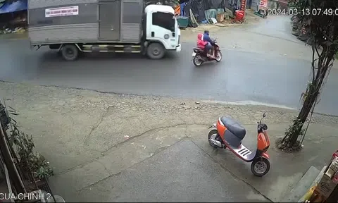 Clip: Sang đường "bất chấp", xe máy bị xe tải húc văng