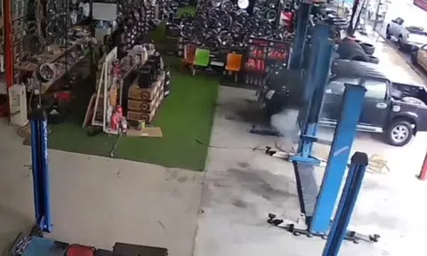 Clip: Lốp xe bán tải bất ngờ phát nổ tại gara
