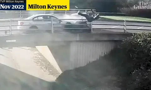 Clip: Xe ô tô BMW cố tình chèn ép, hất văng người đi xe máy xuống cầu