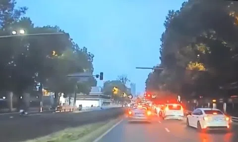 Clip: Maybach phóng nhanh mất lái gây tai nạn liên hoàn, 4 người thương vong