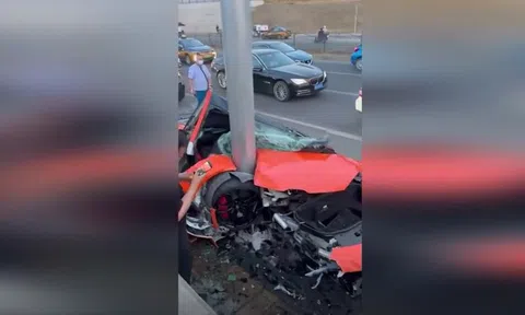Clip: Siêu xe Lamborghini hoá đống sắt vụn sau cú va chạm với cột điện