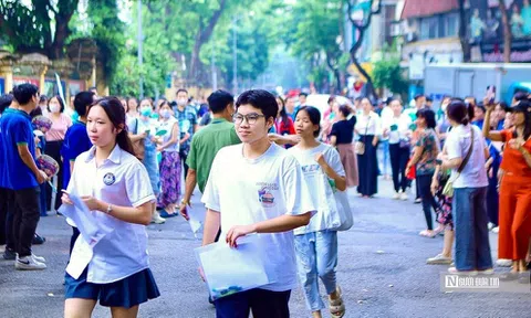 Sáng nay, hơn 105.000 thí sinh Hà Nội bắt đầu làm bài thi vào lớp 10