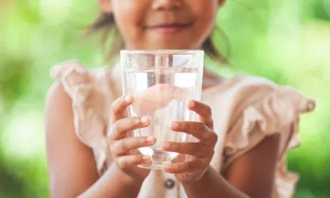 Nước uống mùa hè cho trẻ nhỏ