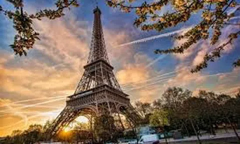 Thông tin hỏa hoạn tại tháp Eiffel: Lỗi hệ thống báo cháy