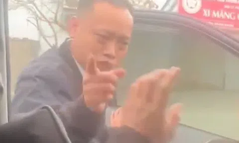 Clip: Tài xế ô tô bị hành hung ở phà Cồn Nhất, Nam Định