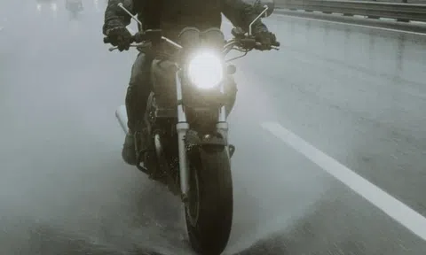 Đi xe máy buổi tối quên bật đèn: Lỗi nhỏ, mức phạt không hề nhỏ