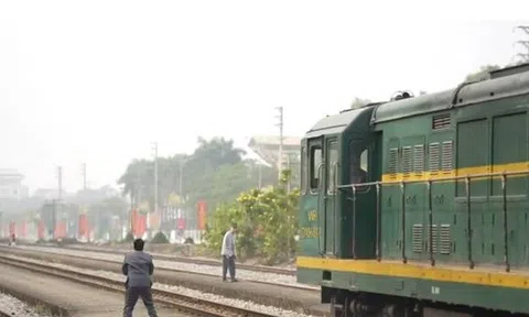 Khoảnh khắc nghẹt thở: Người đàn ông thoát chết trước đầu tàu hỏa