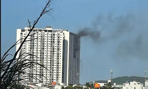 Đang cháy chung cư ở Nha Trang, lực lượng chức năng vẫn chưa thể dập lửa