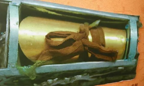 Khai quật quan tài vàng nguyên khối ở Sơn Tây nhưng không ai dám mở, bí mật nằm ở dải lụa "niêm phong" nắp quan tài