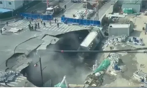 Hiện trường ám ảnh vụ hố tử thần "nuốt chửng" nhiều container giữa Thượng Hải