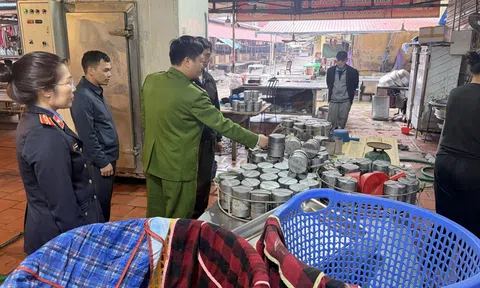 Mẹ con chủ cơ sở giò chả ở Hưng Yên bị khởi tố vì dùng chất cấm sản xuất giò, chả