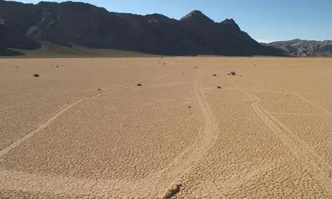 Bí ẩn “đá biết đi” ở Thung lũng Chết: Hành trình 450m không ai nhìn thấy