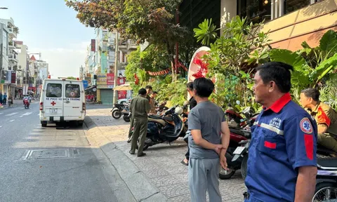 Phong tỏa hiện trường điều tra vụ người đàn ông tử vong với tư thế lạ tại quán cà phê ở TP.HCM