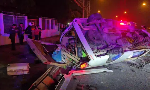 Clip hiện trường tai nạn kinh hoàng rạng sáng: Xe lật, mảnh vỡ văng khắp nơi, 19 người thương vong