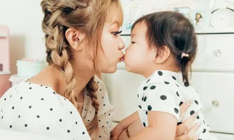 Bé gái 13 tuổi sinh con gây chấn động, vừa đi học vừa làm mẹ, 20 năm sau mới nói đến bố đứa trẻ