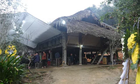 Tang thương sau vụ chìm tàu hồ Thác Bà: Xe tang nối nhau rời thôn Ngòi Song, 4 nhà liền kề phủ bạt trắng