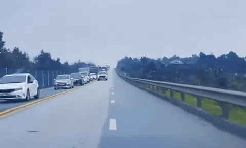 Clip xe bán tải lấn làn ngược chiều, nhá đèn loạn xạ trên cao tốc Nội Bài – Lào Cai: Danh tính nữ tài xế