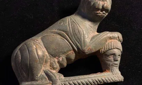 Phát hiện bức tượng kỳ dị khiến giới khảo cổ “nổi da gà”