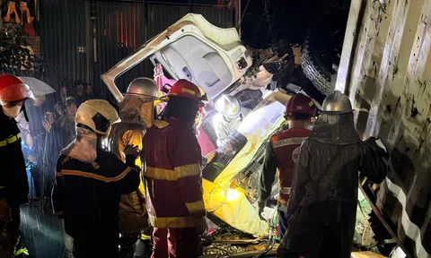 Hiện trường kinh hoàng vụ tàu SE3 tông xe tải ở Ngọc Hồi, 3 người thương vong