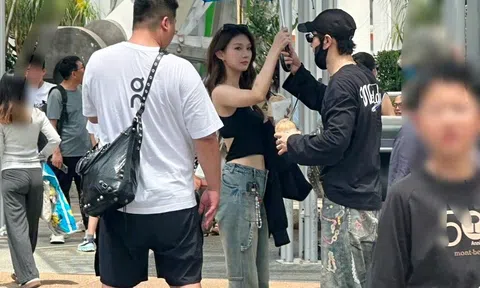Huỳnh Hiểu Minh có bạn gái mới: Nhan sắc cỡ nào mà khiến nam tài tử che ô, xách túi giữa chốn đông người?