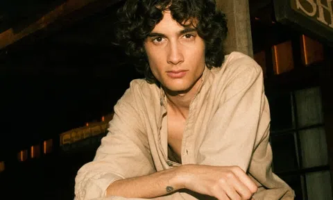 Sombr bị đẩy ngã tại sân khấu Brit Awards 2026, sự thật phía sau gây tranh cãi