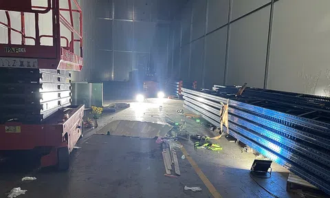 Sập la phông nhà kho ở KCN Sóng Thần, 4 thợ rơi từ độ cao hơn 10m, 1 người tử vong