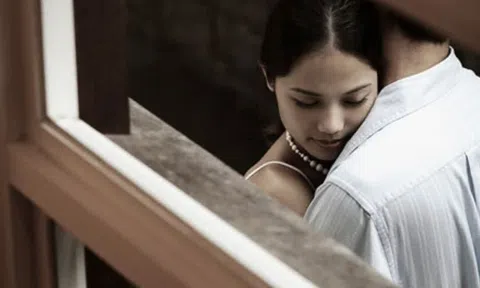 Tôi kể hết nỗi đau hôn nhân cho một người đàn ông lạ, không ngờ lại yêu nhau… cho đến ngày vợ anh tìm đến