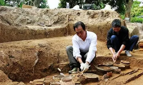 Phát hiện hai chum cổ vật chứa hơn 5kg vàng, nửa năm sau kiểm kê lại chỉ còn 4kg, 1kg vàng đã "bốc hơi" đi đâu?