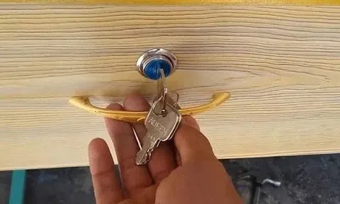 Tò mò mở chiếc tủ bằng chìa khóa mẹ chồng đưa, tôi phát hiện bí mật động trời của gia đình