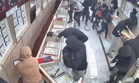 Clip sốc: Gần 20 đối tượng bịt mặt "đánh úp" tiệm trang sức, cướp hàng chục tỷ chỉ trong 70 giây