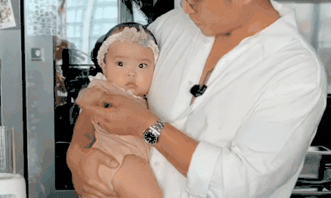 Bé Gạo – con Ngô Thanh Vân ăn dặm gây sốt, đòi miếng khoai tây vừa hấp xong: Bố bỉm Huy Trần nấu cho con gái với 3 nguyên tắc đặc biệt