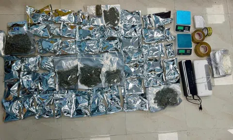 Bắt cặp vợ chồng lập nhiều shop bán quần áo online, thường xuyên livestream nhưng doanh thu khủng lại nằm trong thứ giấu kín trong các kiện hàng