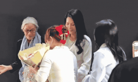 Khoảnh khắc gây tranh cãi tại cine tour Quỷ Nhập Tràng 2: Nghệ sĩ U70 Thanh Hiền chìa tay nhận quà nhưng bị fan lướt qua