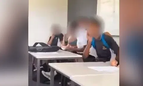 Clip chấn động Australia: 5 học sinh quây cô giáo để quấy rối